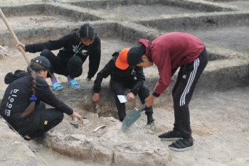 Фотография к новости: Оқушылар Көкшетаудағы қазба жұмыстарына қатысып жатыр