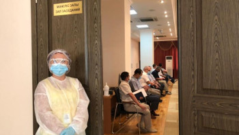 Фотография к новости: Білікті эпидемиологтар  маңғыстаулық комбинаттың еңбек ұжымымен кездесті