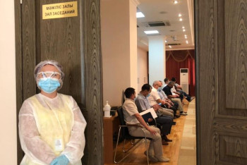 Фотография к новости: Білікті эпидемиологтар  маңғыстаулық комбинаттың еңбек ұжымымен кездесті