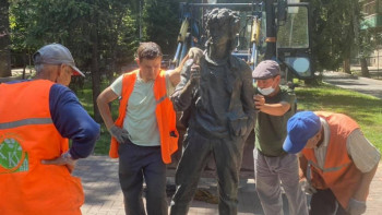 Фотография к новости: Алматы коммуналдық қызметі Виктор Цойдың ескерткішін байқаусызда алып тастады