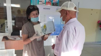 Фотография к новости: Сайрамда ерте келген сайлаушылар сыйлыққа ие болды