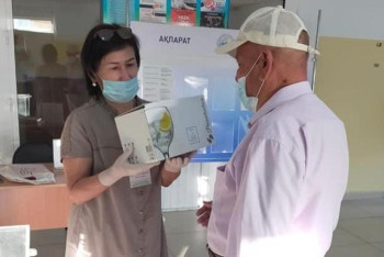 Фотография к новости: Сайрамда ерте келген сайлаушылар сыйлыққа ие болды