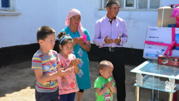 Фотография к новости: Алматының Жетісу ауданында көпбалалы жүздеген отбасы мемлекеттен көмек алады