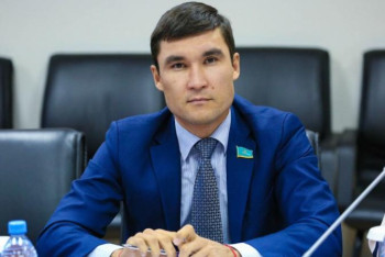 Фотография к новости: Төрешілердің шешімімен соңғы екі раундта Бибосынов ұтқан – Серік Сәпиев