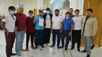 Фотография к новости: Нұрислам Санаевты бір топ жерлесі әуежайдан күтіп алып, көлік сыйлады