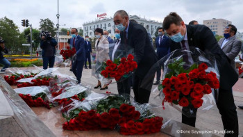 Фотография к новости: Абай күні. Елордадағы Абай ескерткішіне гүл шоқтары қойылды