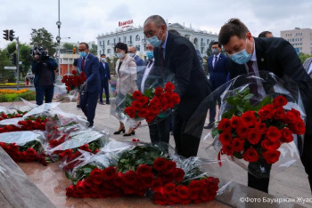 Фотография к новости: Абай күні. Елордадағы Абай ескерткішіне гүл шоқтары қойылды