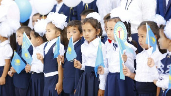 Фотография к новости: Алматыда 1-сынып оқушылары мектепке жеке есіктен кіреді