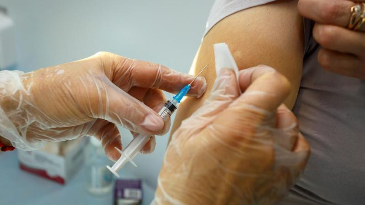 Емізулі аналарға вакцина салынуы мүмкін бе? –  Цой жауап берді