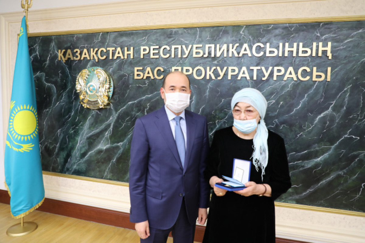 Қаза тапқан әскери прокурордың отбасына мемлекеттік награда тапсырылды
