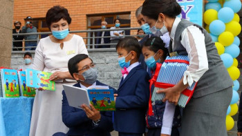 Фотография к новости: Аймағамбетов 1-сынып оқушыларына  Әліппе табыстады