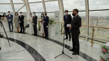 Фотография к новости: Елордада отбасын құрған жұптарға неке куәлігі ресми түрде табысталды