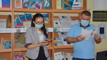 Фотография к новости: Бір ғасыр болған «Ақиқат» журналының түпнұсқасы көрмеге қойылды