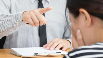 Фотография к новости: Мұғалімдерге гольф алаңын тазалатқан басшы жұмыстан босатылды