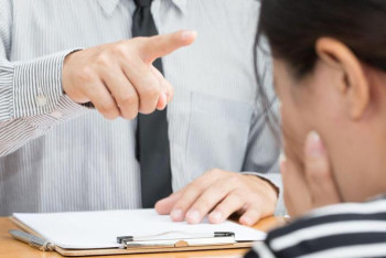 Фотография к новости: Мұғалімдерге гольф алаңын тазалатқан басшы жұмыстан босатылды