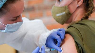 Ұлыбритания жасөспірімдерді вакцинациялау науқанын бастауға дайын