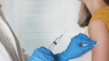 Фотография к новости: Вакцина алып, кейін жүкті екенін білген әйелдер не істеу керек?