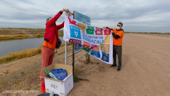 Фотография к новости: Дүниежүзілік тазалық күні: Елордада #EUBeachCleanup экологиялық науқаны ұйымдастырылды