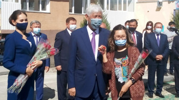 Фотография к новости: Баталов Талдықорған тұрғындарына пәтер кілтін табыстады