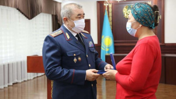 Фотография к новости: Тұрғымбаев Алматыдағы атыста қаза тапқан полицейлердің отбасыларына наградаларын табыстады