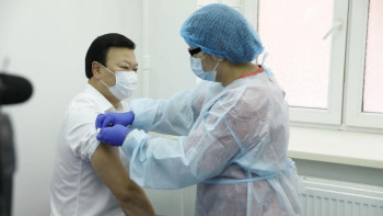 Фотография к новости: Қайта вакцинациялау. Цой алғаш болып вакцина алатынын айтты