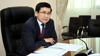 Фотография к новости: Үш ауысымды мектеп, бақылау жүйесі, күзет: Аймағамбетов мәселелер қалай шешілетінін айтты