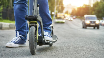 Фотография к новости: Тротуардың кез келген жағынан шыға келеді. Депутат самокаттарды шеттен әкелуге шектеу қоюды сұрады