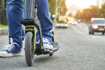 Фотография к новости: Тротуардың кез келген жағынан шыға келеді. Депутат самокаттарды шеттен әкелуге шектеу қоюды сұрады