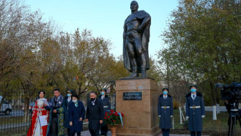 Фотография к новости: Елордада Қажымұқан Мұңайтпасұлының ескерткіші бой көтерді