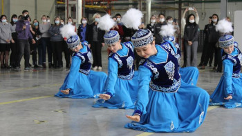 Фотография к новости: «Карнавал» ансамблі қостанайлық зауытта өнер көрсетті
