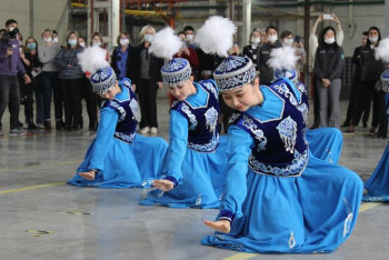 Фотография к новости: «Карнавал» ансамблі қостанайлық зауытта өнер көрсетті