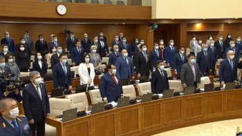 Фотография к новости: Депутаттар Темірхан Досмұхамбетовті бір минуттық үнсіздікпен еске алды