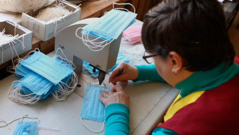 Фотография к новости: Пандемия басталғанда еліміздегі колонияларда айына 1 млн маска тігілген