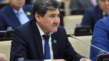 Фотография к новости: Сенатор Мамытбеков зираттарды күтіп ұстау туралы заң әзірлеуді ұсынды