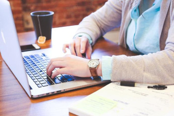 Фотография к новости: Тоқаев жалғызбасты ата-аналардың қашықтан жұмыс істеу құқығын енгізу керегін айтты