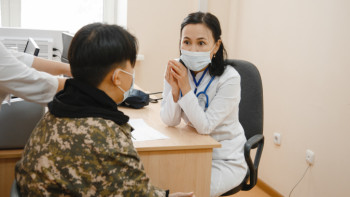 Фотография к новости: Елорда мектептерінде Pfizer вакцинасы қалай салынуда? ФОТОРЕПОРТАЖ