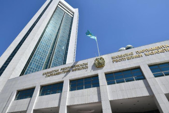 Фотография к новости: Депутаттар террористік әрекетке қатысы бар шетелдіктерге елге келуге тыйым салатын заңды қарады