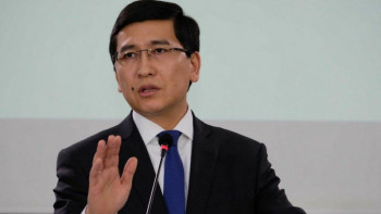 Фотография к новости: Қажет емес, түсініксіз ақпарат сұрайсыздар. Аймағамбетов мектептегі қағазбастылық проблемасын көтерді