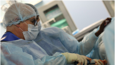 Алматылық дәрігер пациенттің қос тізесіне бір мезгілде ота жасады 