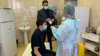 Фотография к новости: Елорданың бас дәрігері баласына коронавирусқа қарсы екпе салдырды