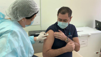 Фотография к новости: Елорданың бас дәрігері ревакцинация алды