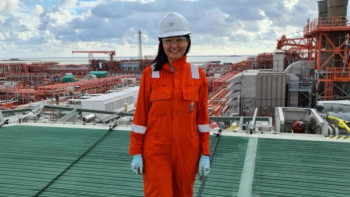 Фотография к новости: Қашағандағы қарбалас: Мұнай өндіруге әйелдер қандай үлес қосып жүр?