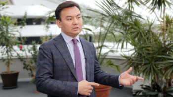 Фотография к новости: Рауан Кенжеханұлы: Латын әліпбиіне көшу – қазақ тілін дамыту үшін маңызды шешім