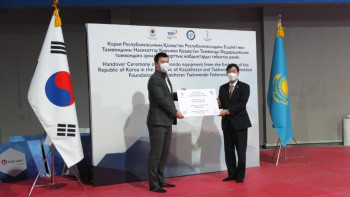 Фотография к новости: Корея елшілігі еліміздің таэквондо федерациясына құрал-жабдықтар сыйға тартты