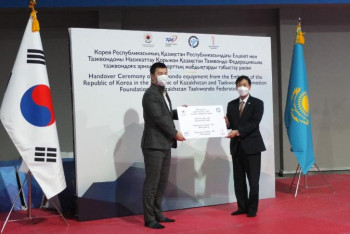 Фотография к новости: Корея елшілігі еліміздің таэквондо федерациясына құрал-жабдықтар сыйға тартты