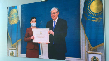 Фотография к новости: Президент «Тәуелсіздік ұрпақтары» грантының иегерлерін марапаттады