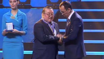 Фотография к новости: Ақын Ұлықбек Есдәулет ІІІ дәрежелі «Барыс» орденімен марапатталды