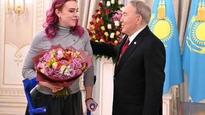 Назарбаев  альпинист Мария Әуезовамен кездесті