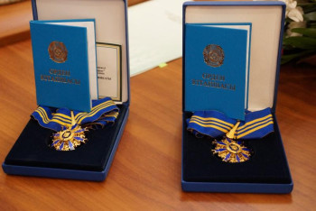 Фотография к новости: Мәулен Әшімбаев, Ерлан Тұрғымбаев және Нұржұман Ықтымбаевқа «Барыс» ордені табысталды