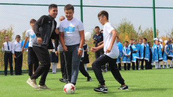 Фотография к новости: Алматыда мыңға жуық бала ашық спорт алаңдарында тегін жаттығады